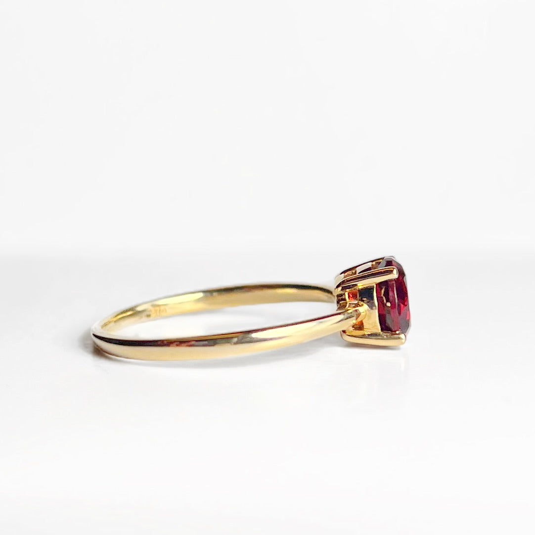 Vintage 9ct Yellow Gold Round Garnet Solitaire Stacking Ring - Size O ½