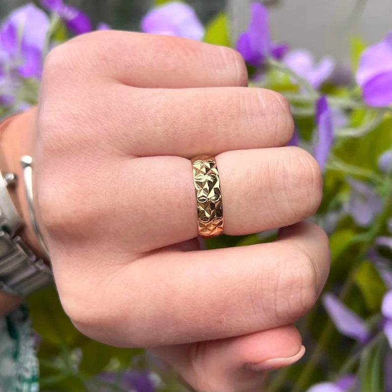Vintage 9ct Yellow Gold Star Patterned Band - Size M ½