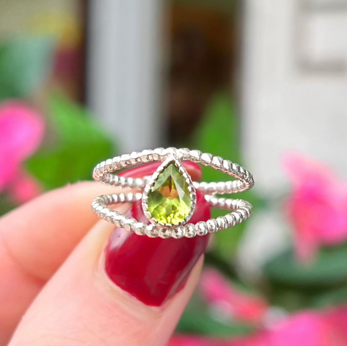 Unusual Sterling Silver Pear-shaped Peridot Dress Ring - Size M ½