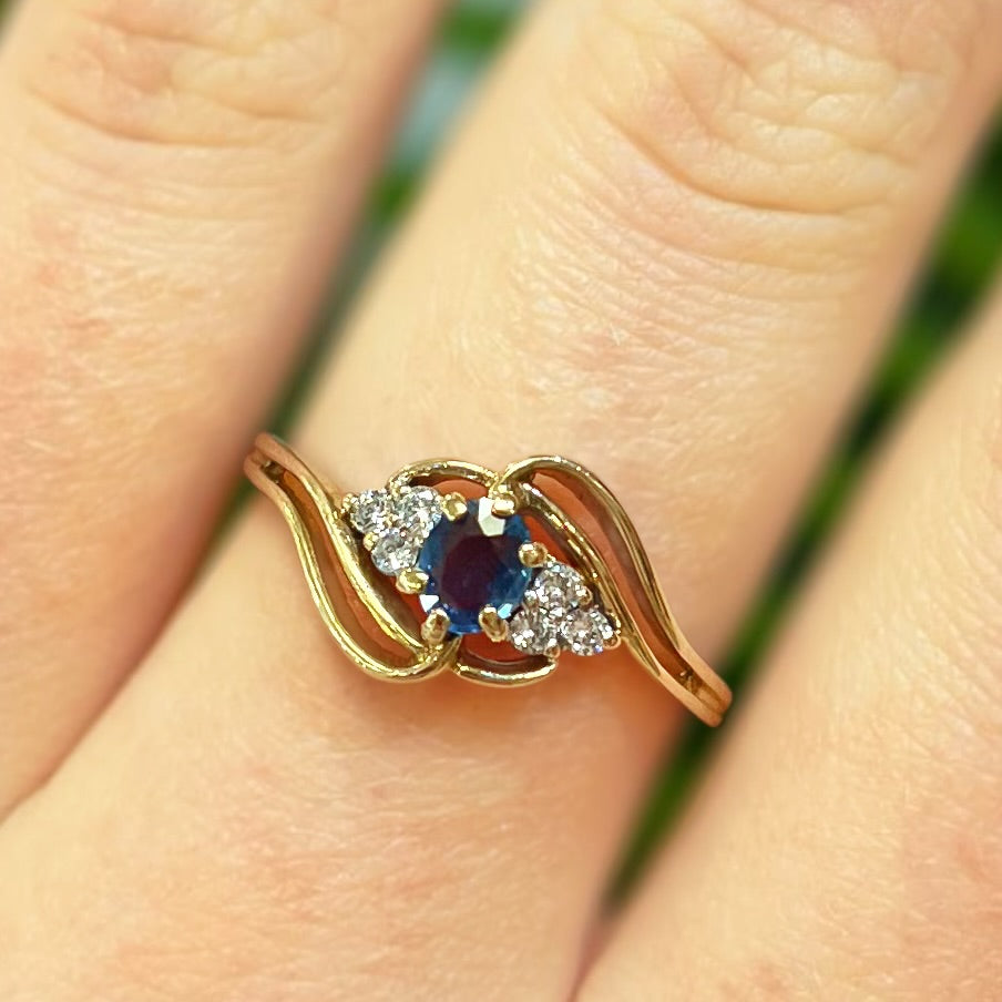 Classic Vintage 9ct Yellow Gold Sapphire Twisted Trilogy Style Ring - Size Q1/2