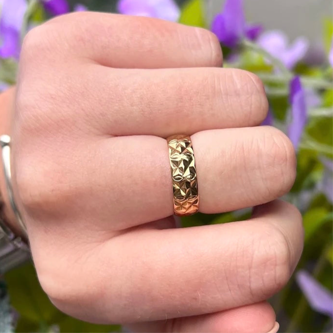Vintage 9ct Yellow Gold Star Patterned Band - Size M ½
