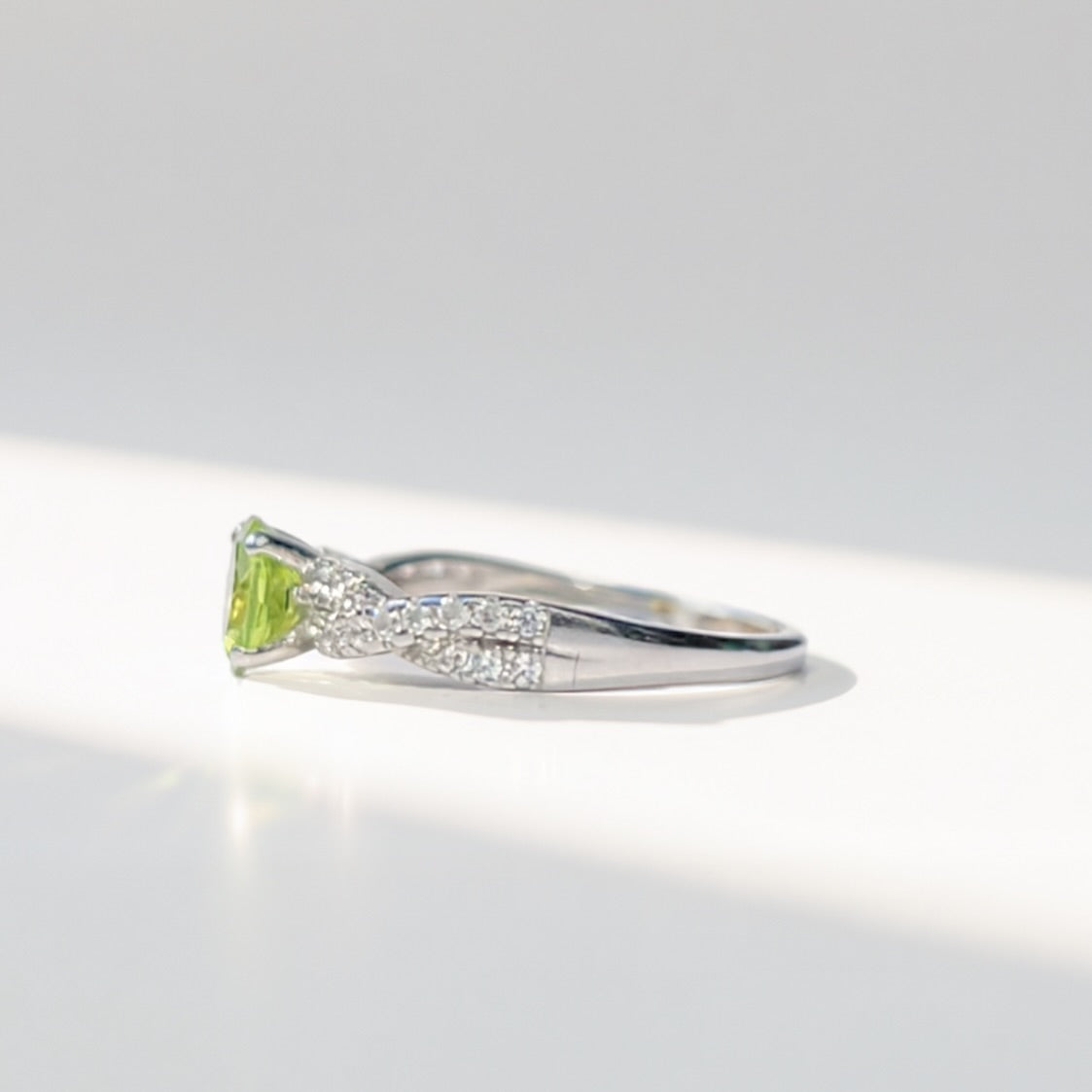 Vintage 9ct White Gold Peridot and Diamond Ring - Size N