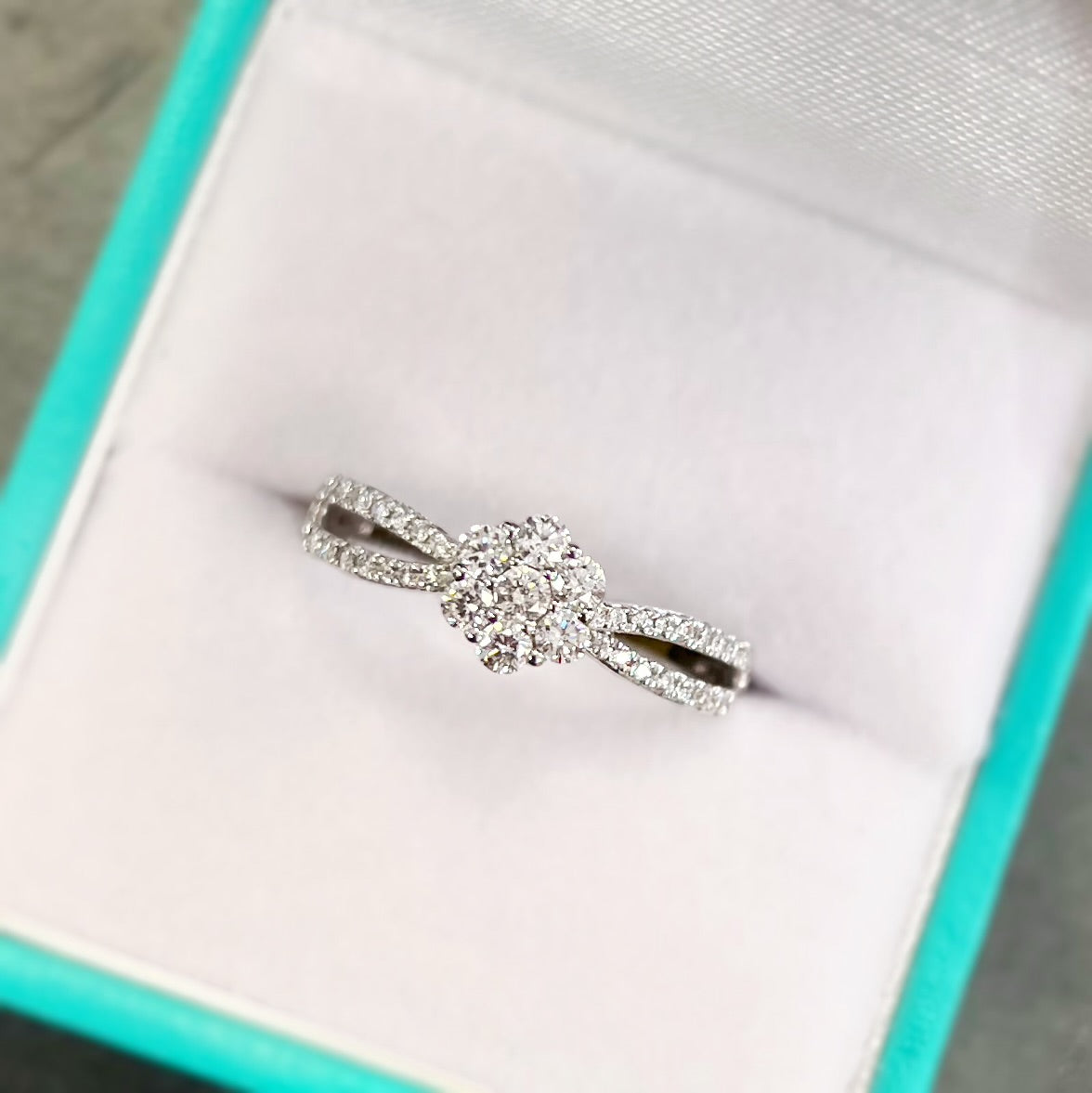 Showstopping 18ct White Gold Diamond Floral Cluster Ring - Size N 1/2