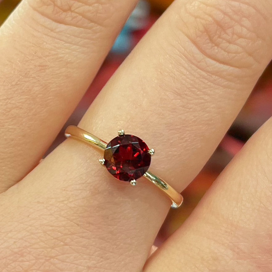 Vintage 9ct Yellow Gold Round Garnet Solitaire Stacking Ring - Size O ½