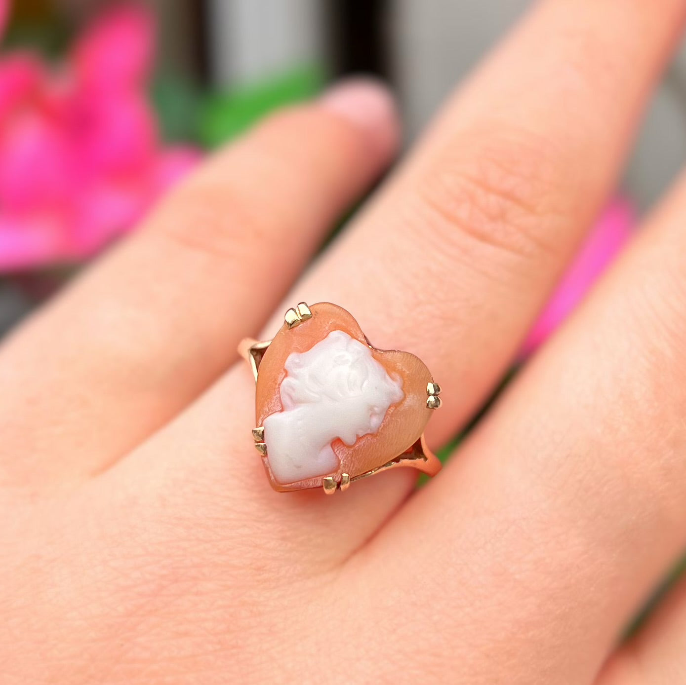 Vintage 9ct Yellow Gold Heart Shaped Cameo Ring - Size L1/2