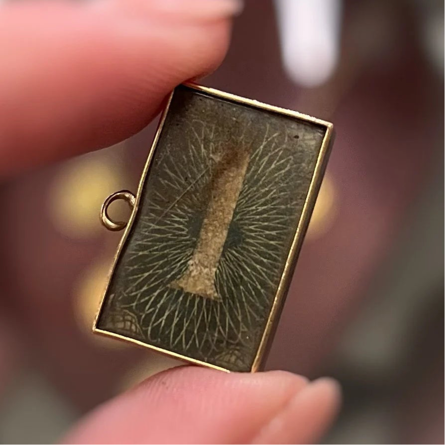 Antique 9ct Yellow Gold One Pound Charm