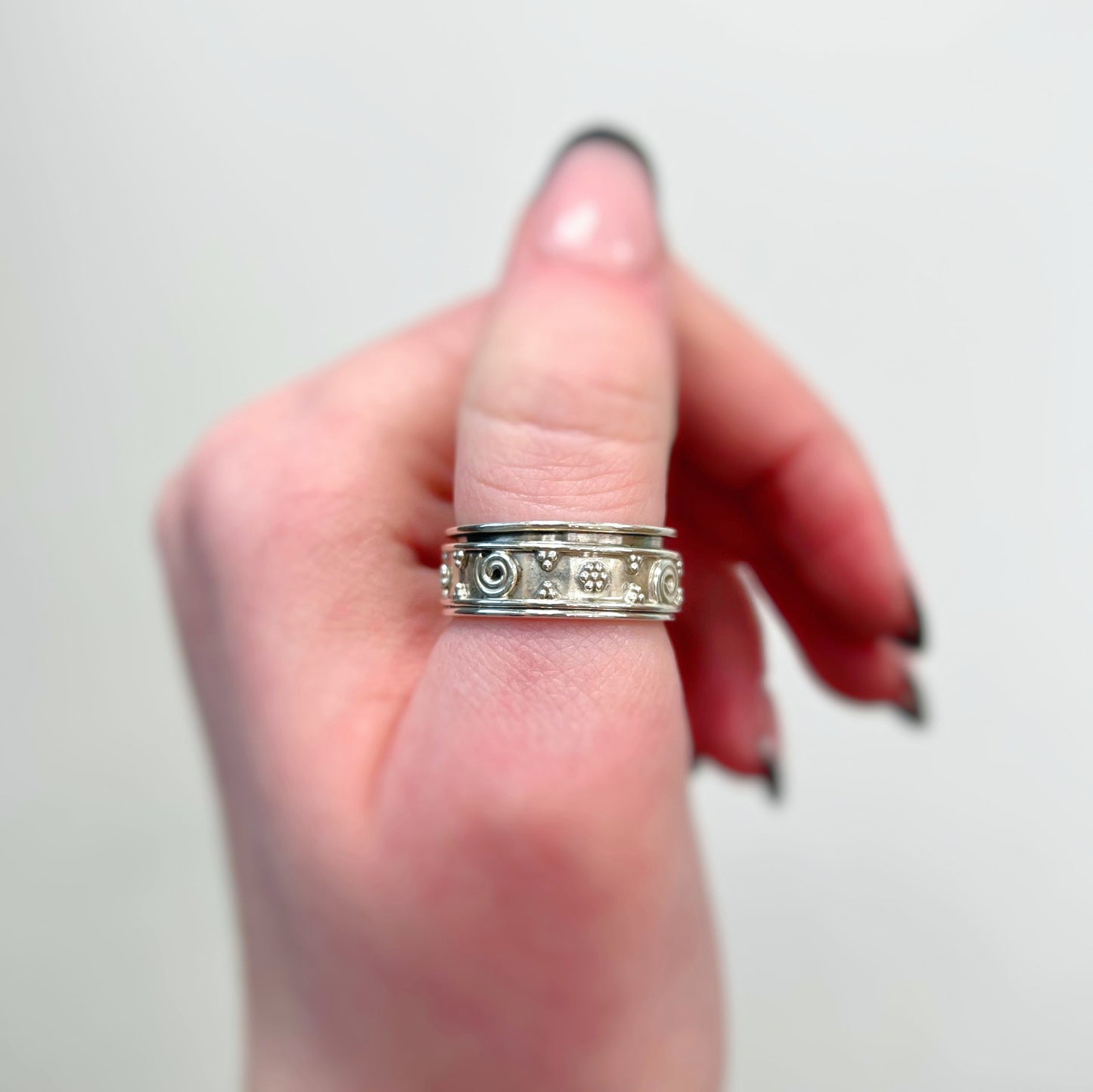 Sterling Silver Patterned Spinner Ring - L