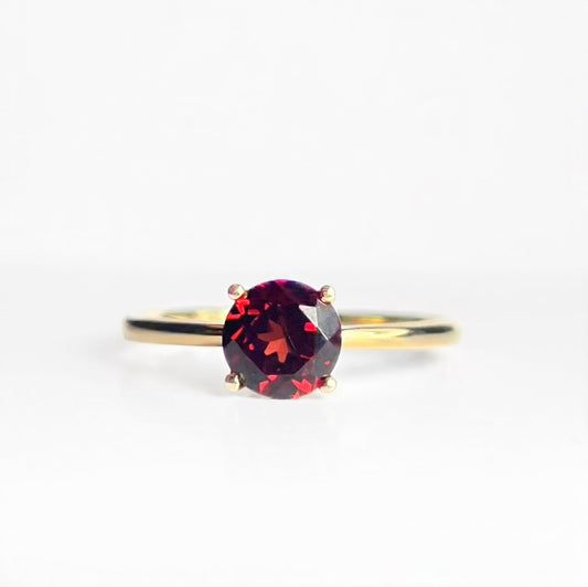 Vintage 9ct Yellow Gold Round Garnet Solitaire Stacking Ring - Size O ½