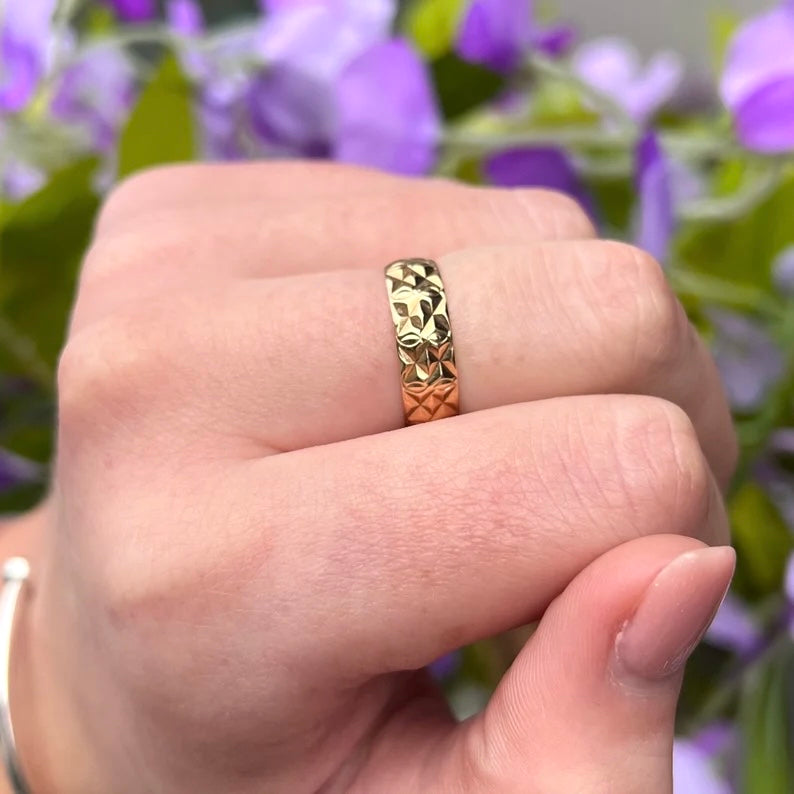 Vintage 9ct Yellow Gold Star Patterned Band - Size M ½