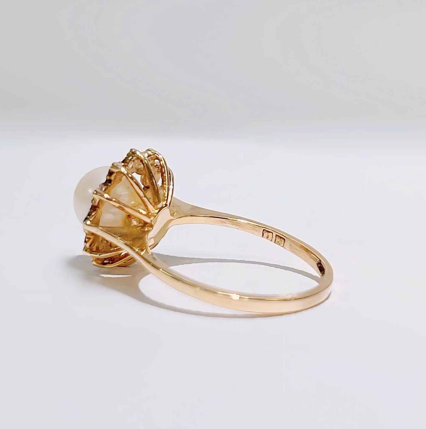 Retro 9ct Yellow Gold Pearl Ring - Size M