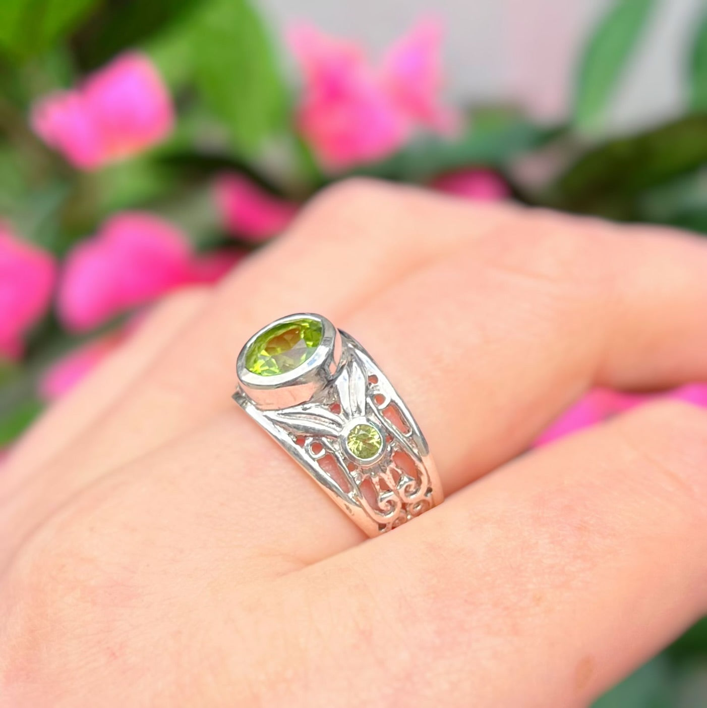 Ornate Chunky Sterling SIlver Nature-inspired Peridot Ring - Size T