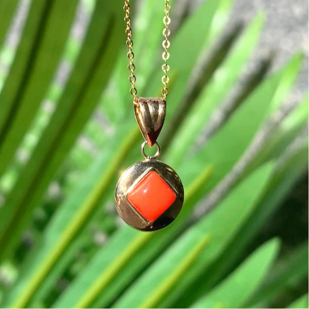Rare and Timeless 9ct Yellow Gold Large Coral Disc Necklace