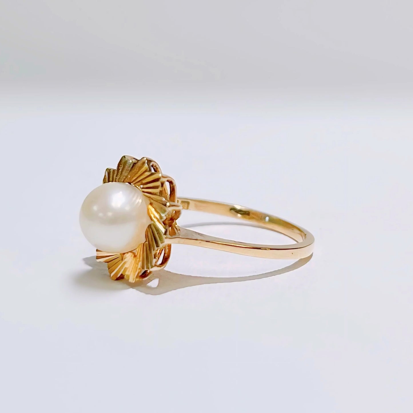 Retro 9ct Yellow Gold Pearl Ring - Size M
