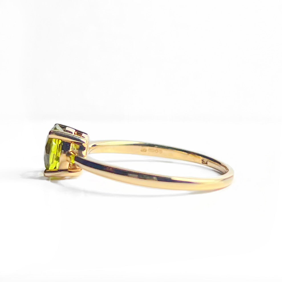 Vintage 9ct Yellow Gold Round Peridot Solitaire Stacking Ring - Size O ½