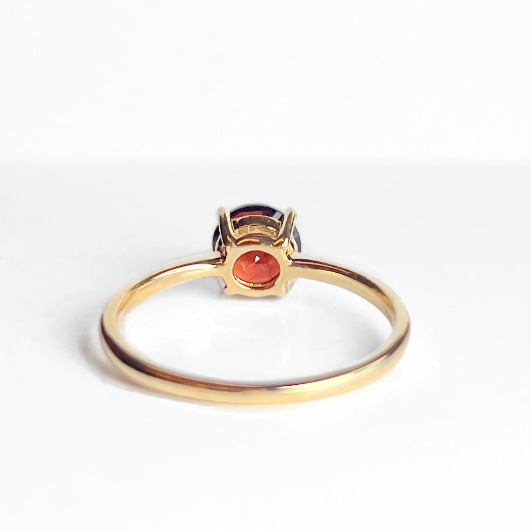 Vintage 9ct Yellow Gold Round Garnet Solitaire Stacking Ring - Size O ½