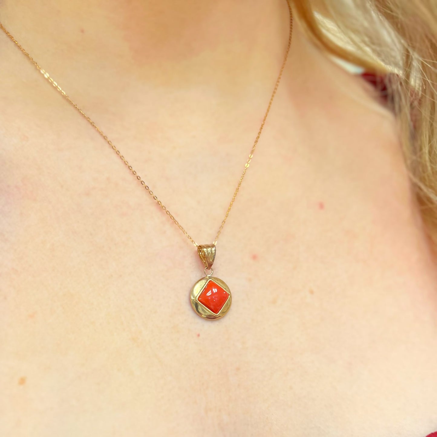Rare and Timeless 9ct Yellow Gold Large Coral Disc Necklace
