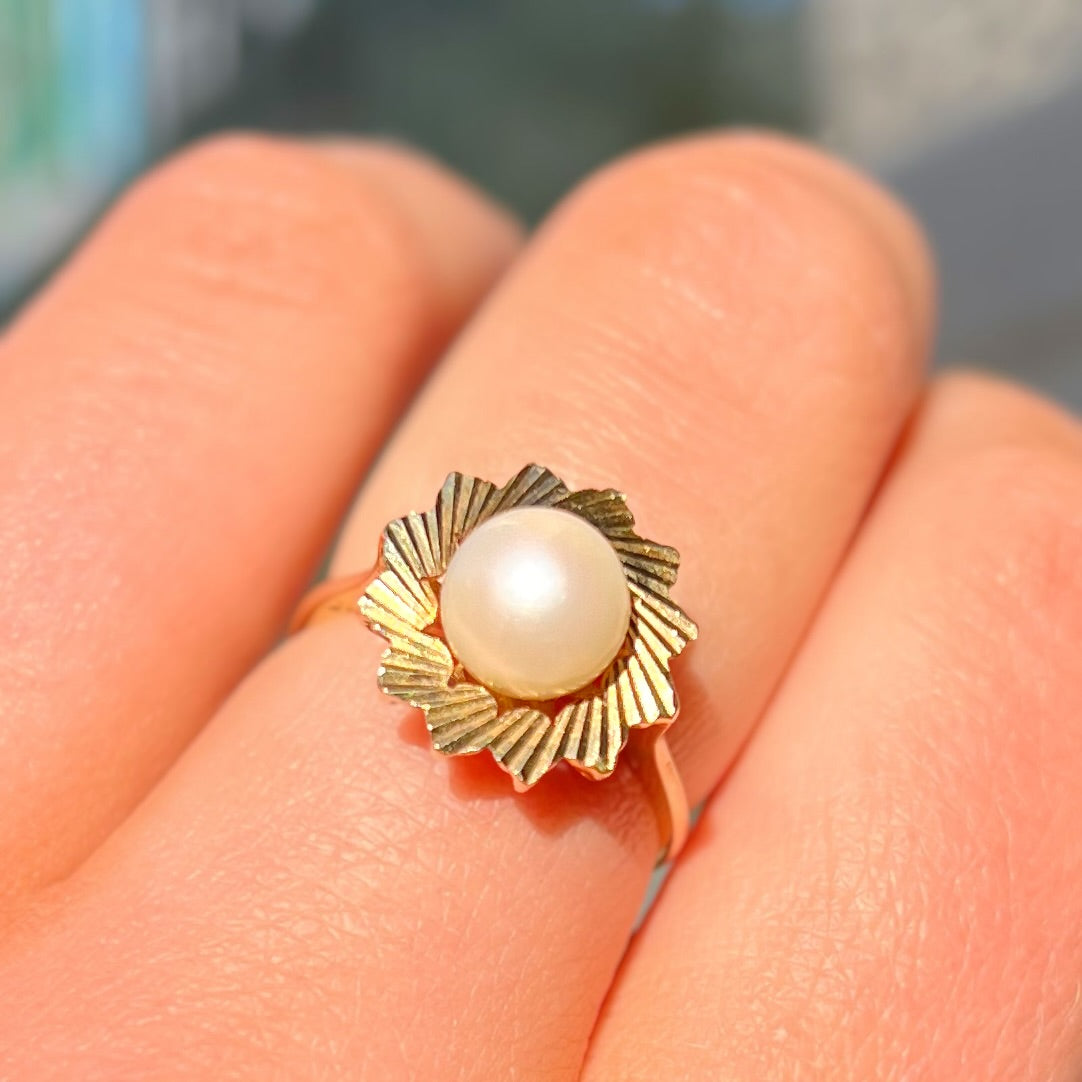 Retro 9ct Yellow Gold Pearl Ring - Size M