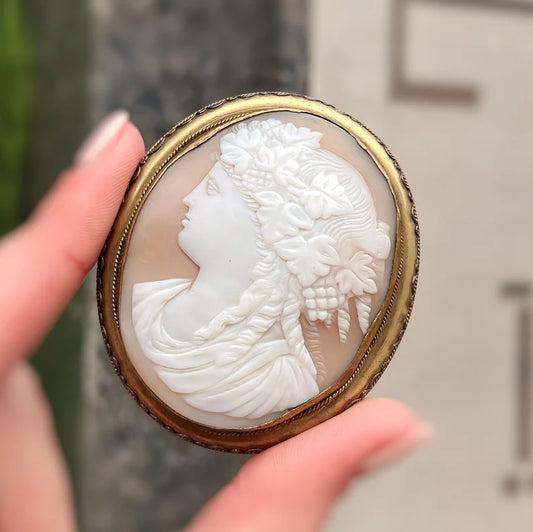 Antique Pinchbeck Victorian Ladies Portrait Cameo Brooch