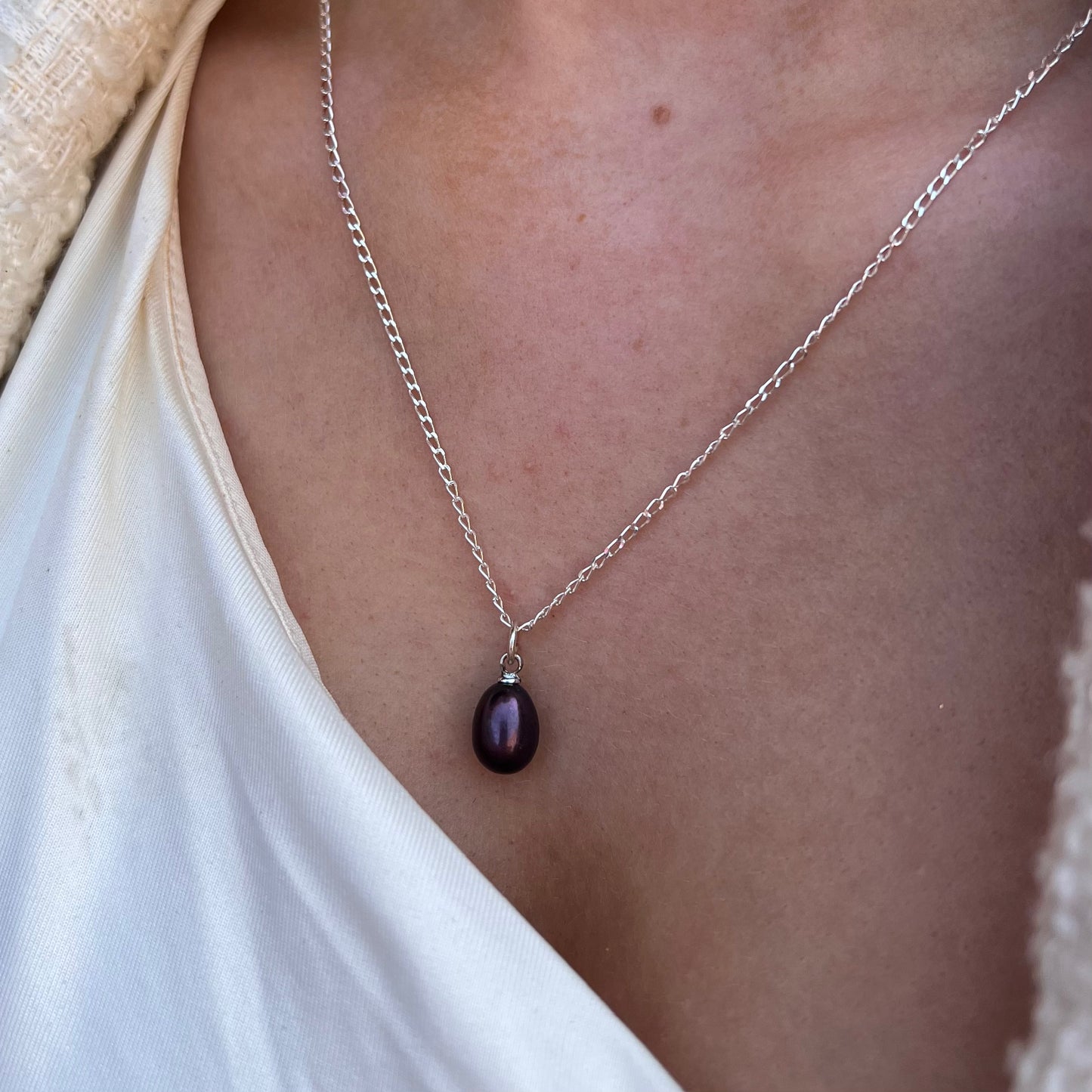 Sterling Silver Minimalistic Peacock Pearl Necklace