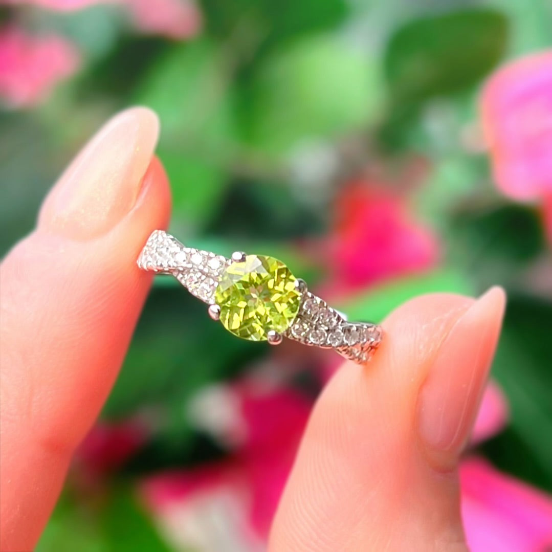 Vintage 9ct White Gold Peridot and Diamond Ring - Size N