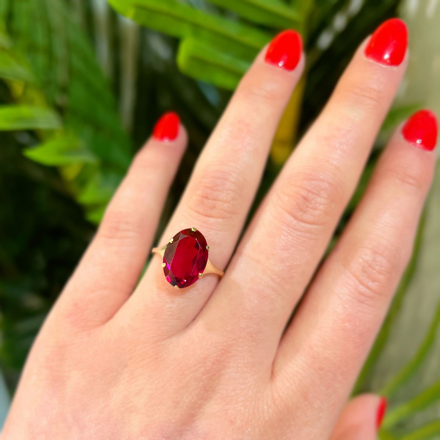 Elegant Vintage 9ct Yellow Gold Ruby Paste Cocktail Ring - Size M