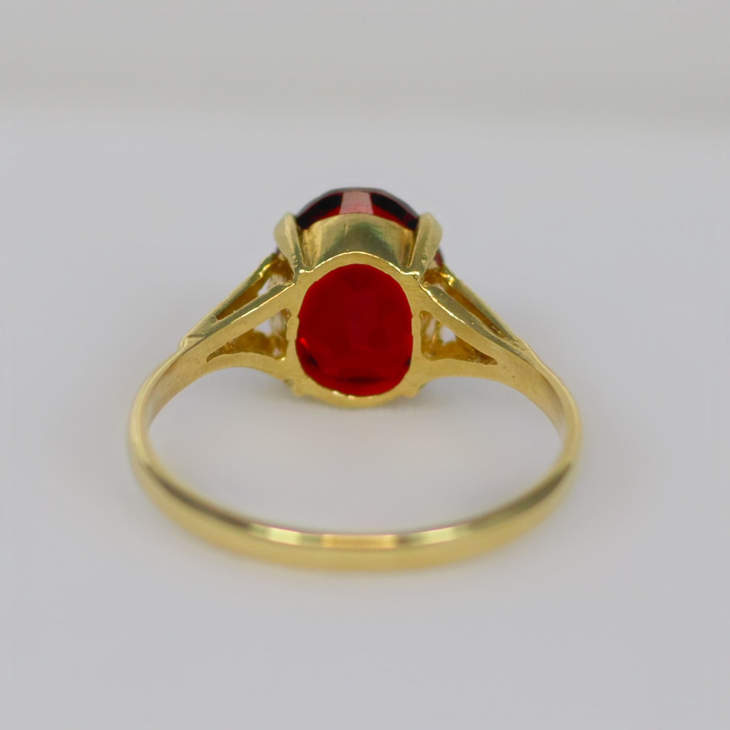 Vintage 9ct Yellow Gold Scarlett Red Glass Solitaire Ring - Size P