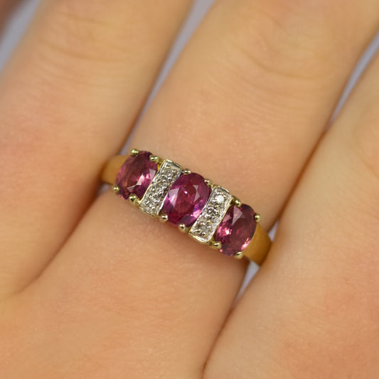 Pretty Vintage 9ct Yellow Gold Spinel and Diamond Ring - Size O