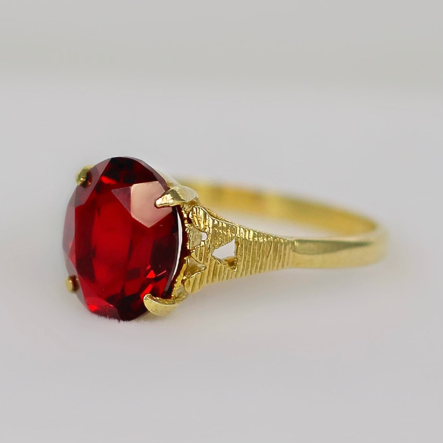 Vintage 9ct Yellow Gold Scarlett Red Glass Solitaire Ring - Size P