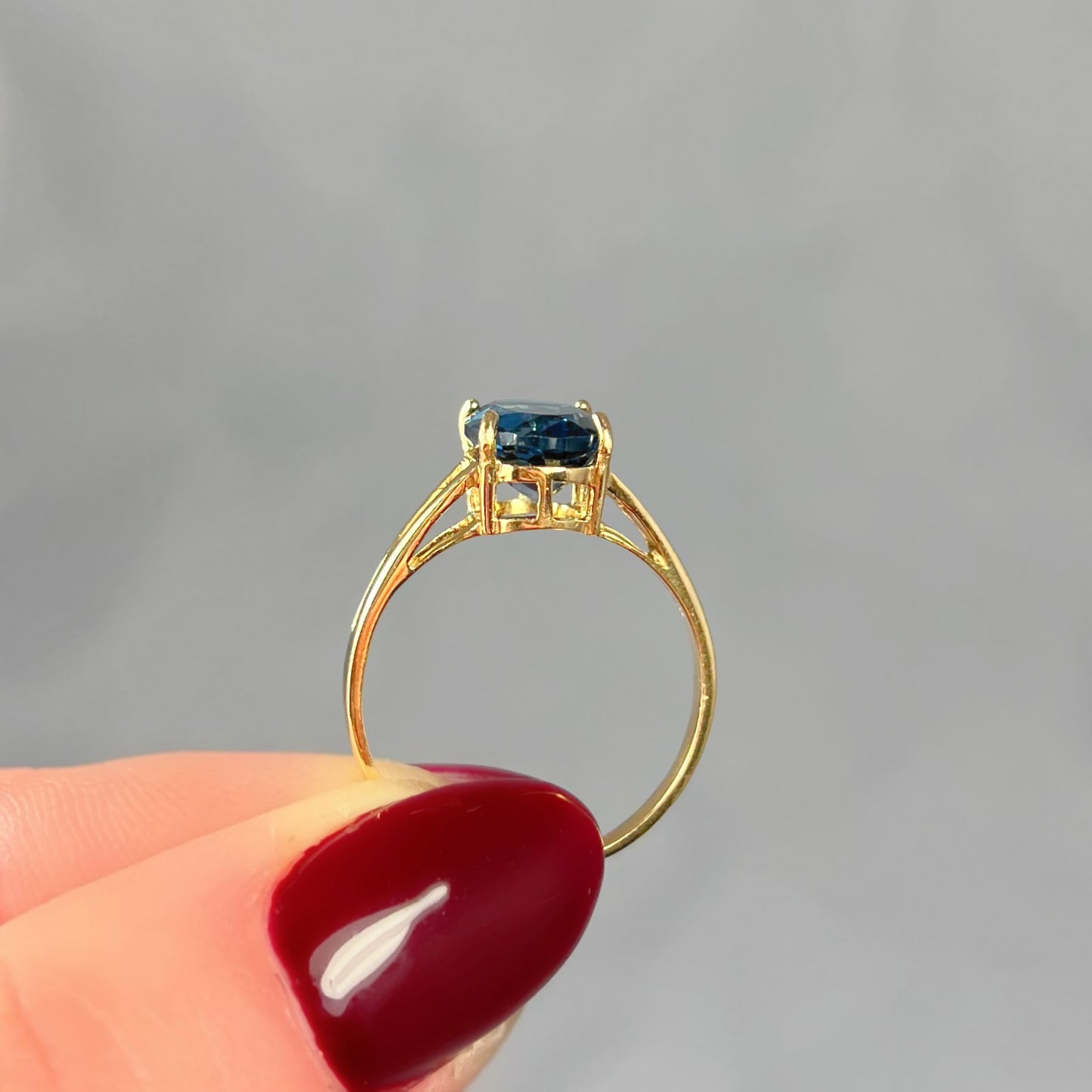 Vintage 9ct Yellow Gold London Blue Topaz Split Shoulder Solitaire Ring - Size M1/2