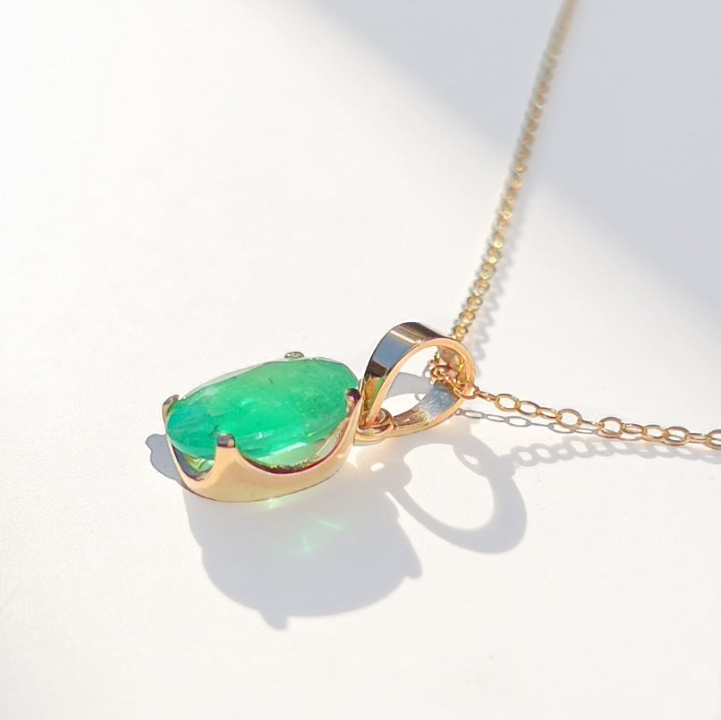 9ct Yellow Gold 3ct Oval-Cut Faceted Emerald Solitaire Necklace