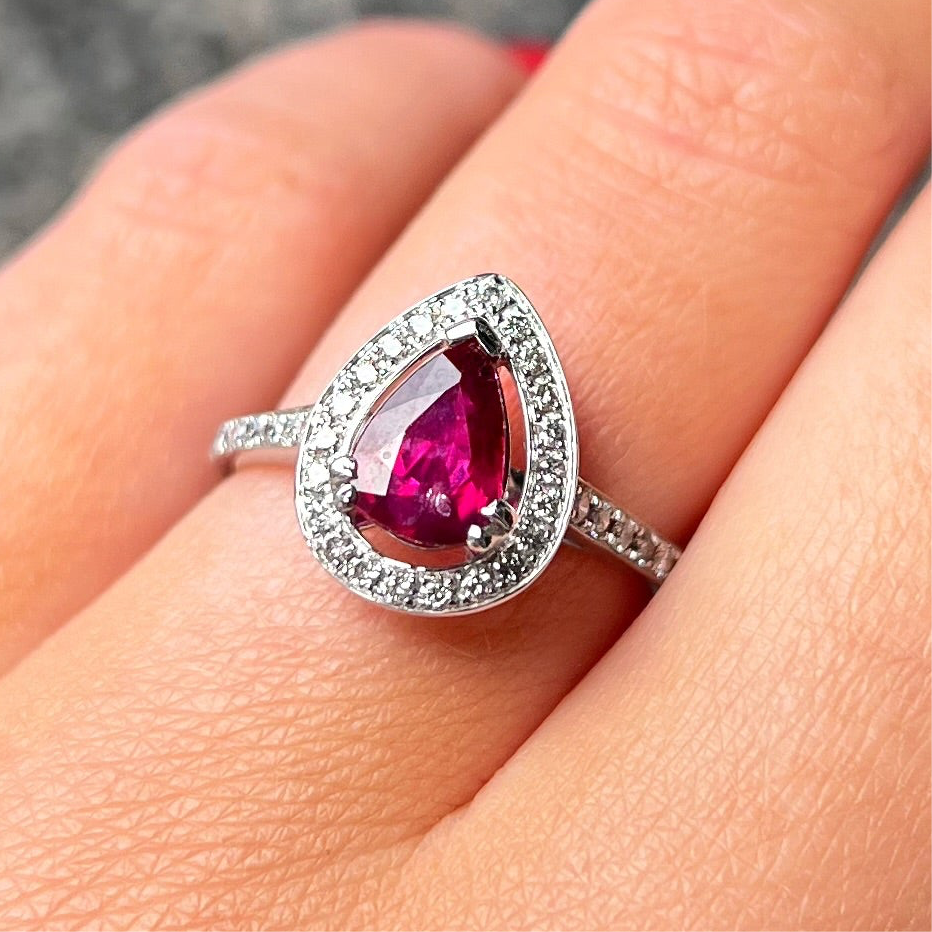 Spectacular 18ct White Gold Red Ruby and Diamond Pear Shaped Ring - Size N