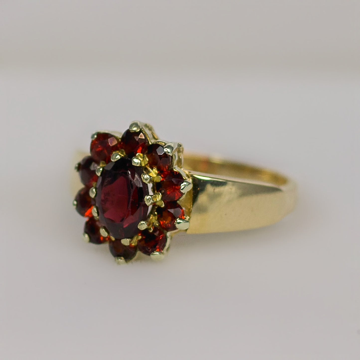 Vintage 9ct Yellow Gold Chunky Garnet Halo Cluster Ring - Size P