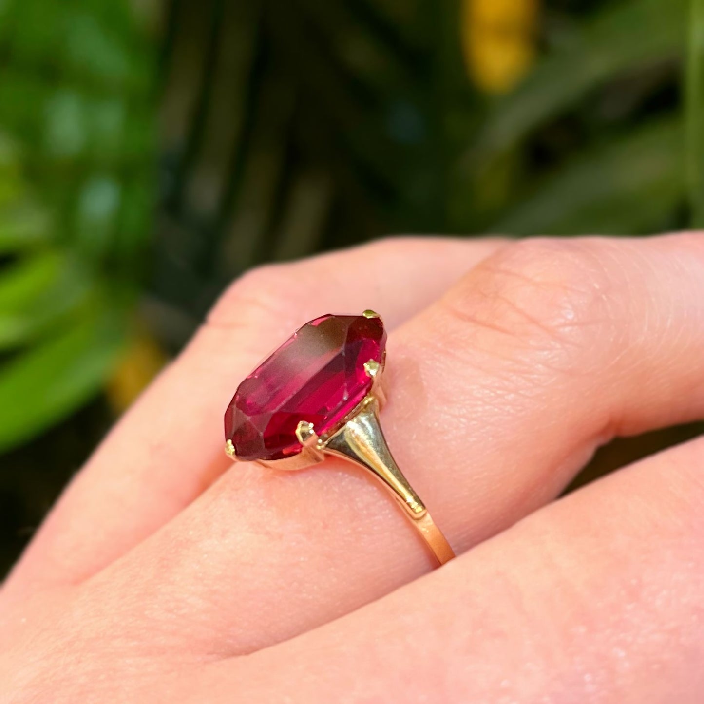 Elegant Vintage 9ct Yellow Gold Ruby Paste Cocktail Ring - Size M
