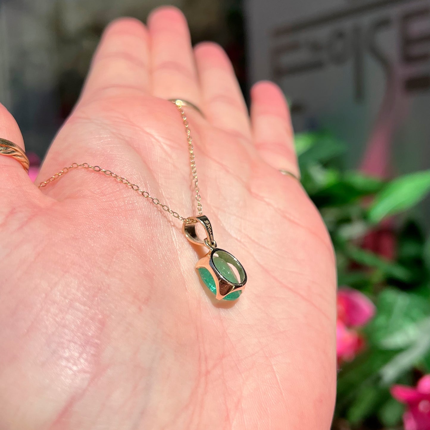 9ct Yellow Gold 3ct Oval-Cut Faceted Emerald Solitaire Necklace