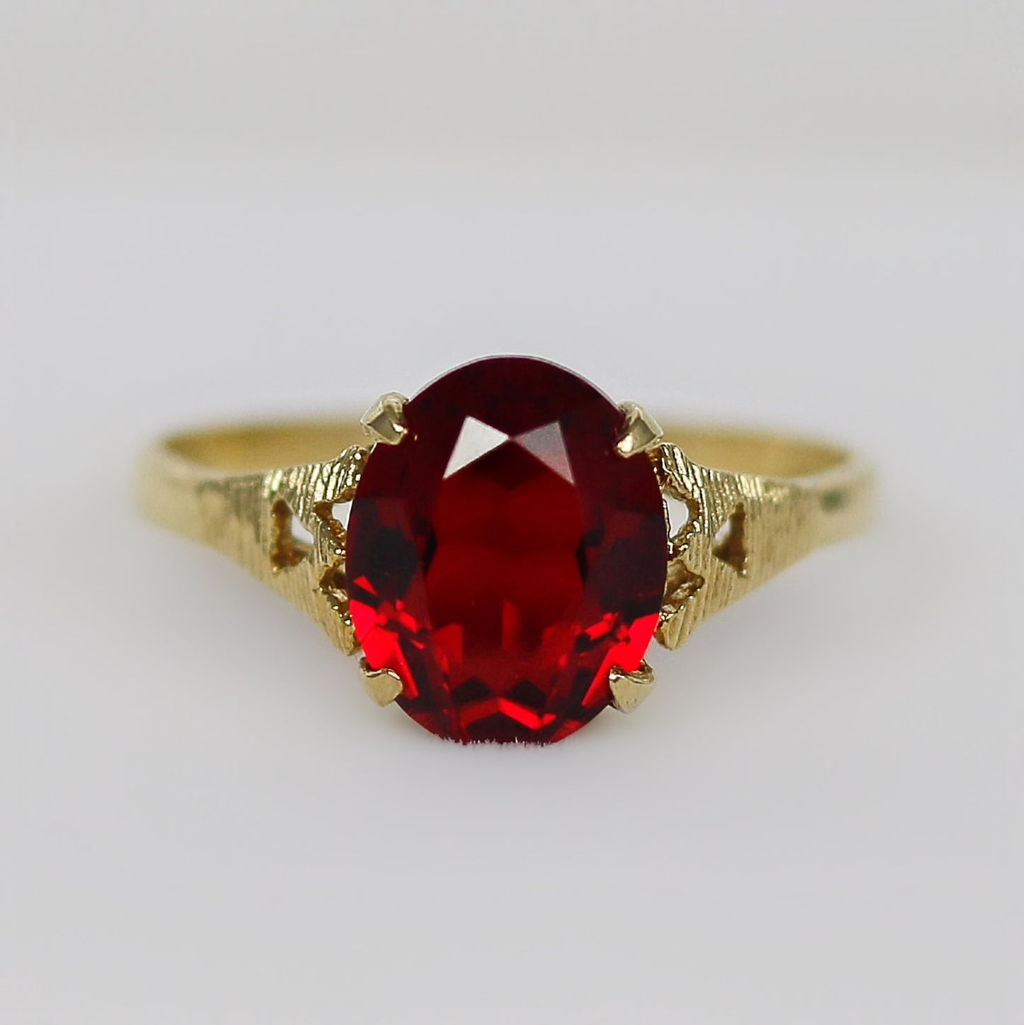 Vintage 9ct Yellow Gold Scarlett Red Glass Solitaire Ring - Size P