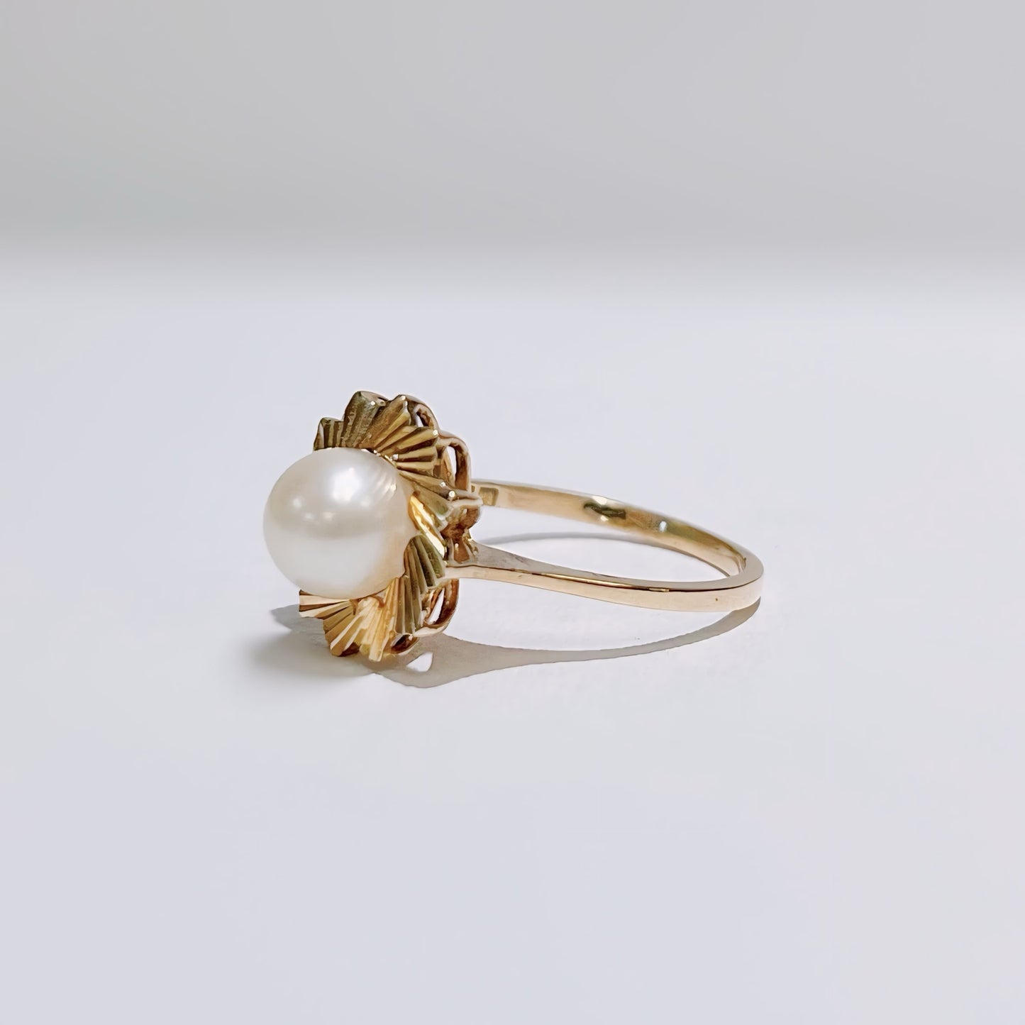 Retro 9ct Yellow Gold Pearl Ring - Size M