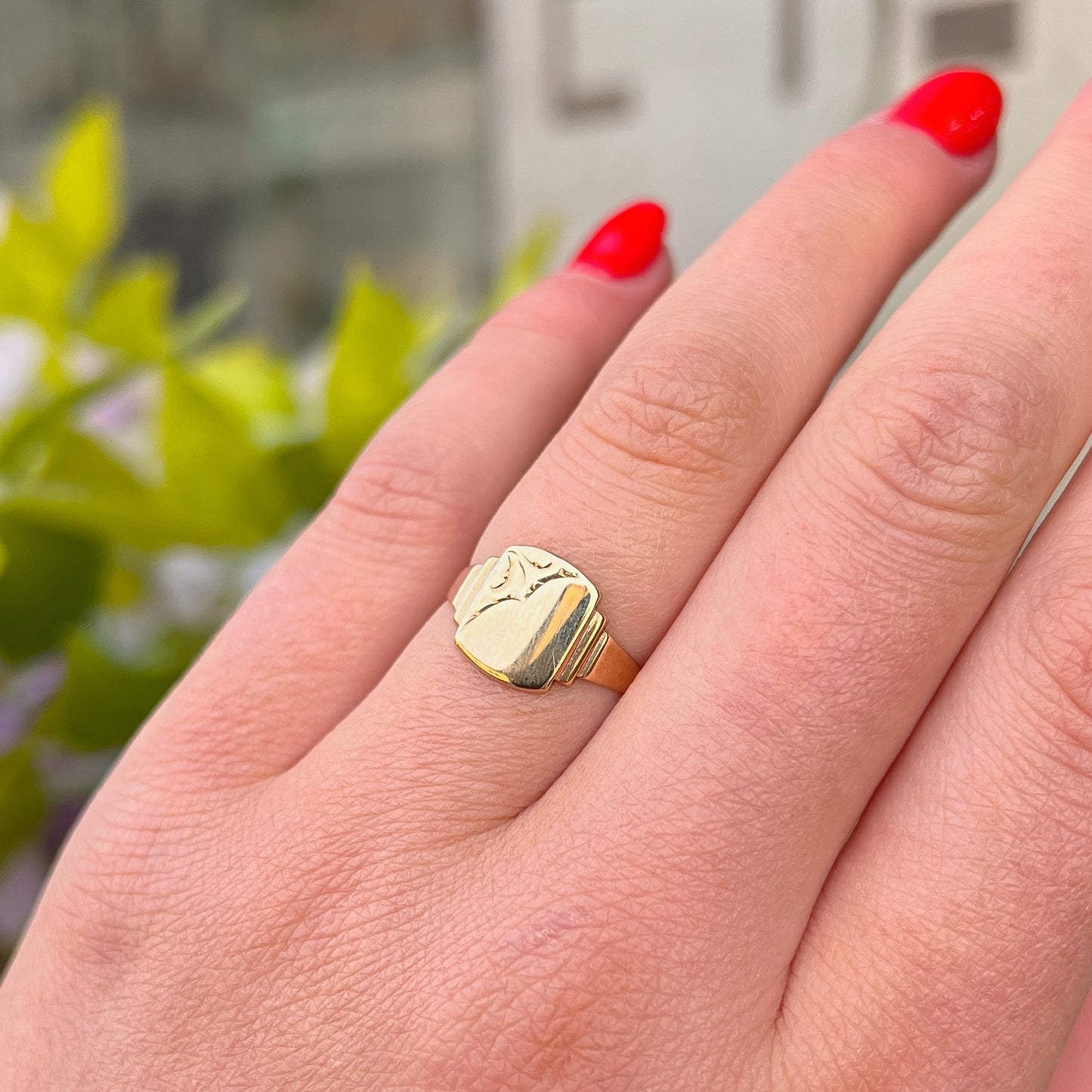 Vintage 9ct Yellow Gold Engraved Stepped Shoulders Signet Ring - Size I ½