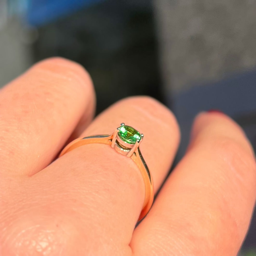Vintage 9ct Yellow Gold Green Quartz Solitaire Stacking Ring - Size P