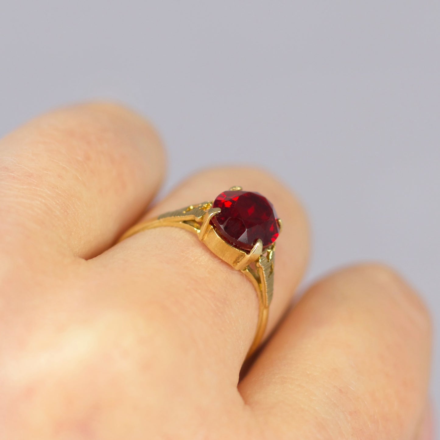 Vintage 9ct Yellow Gold Scarlett Red Glass Solitaire Ring - Size P