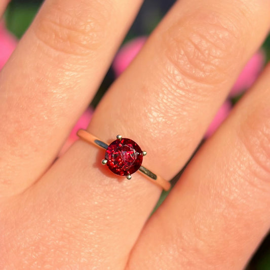 Vintage 9ct Yellow Gold Round Garnet Solitaire Stacking Ring - Size O ½