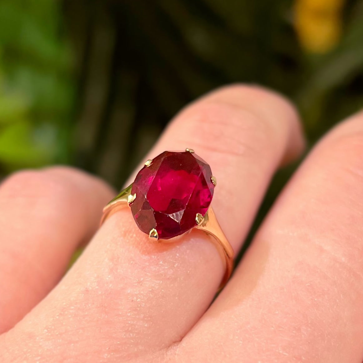 Elegant Vintage 9ct Yellow Gold Ruby Paste Cocktail Ring - Size M