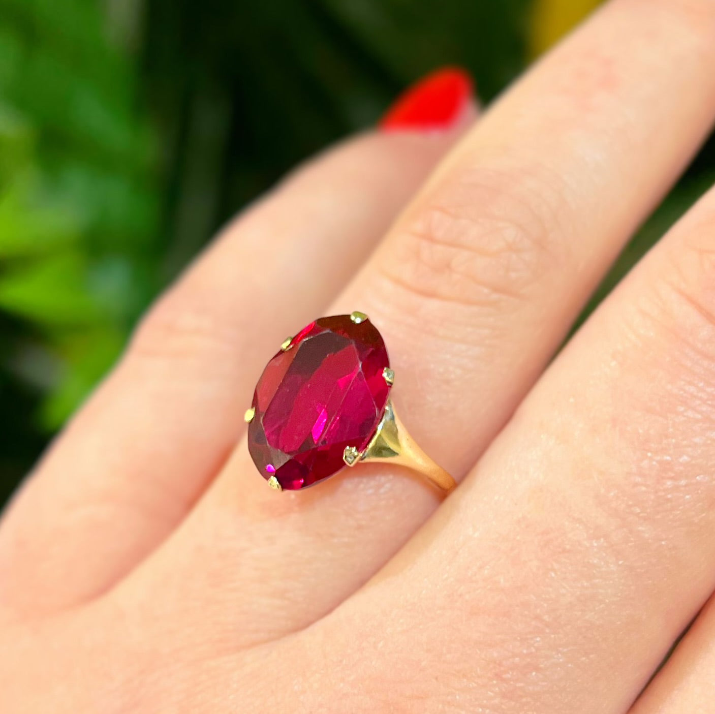 Elegant Vintage 9ct Yellow Gold Ruby Paste Cocktail Ring - Size M