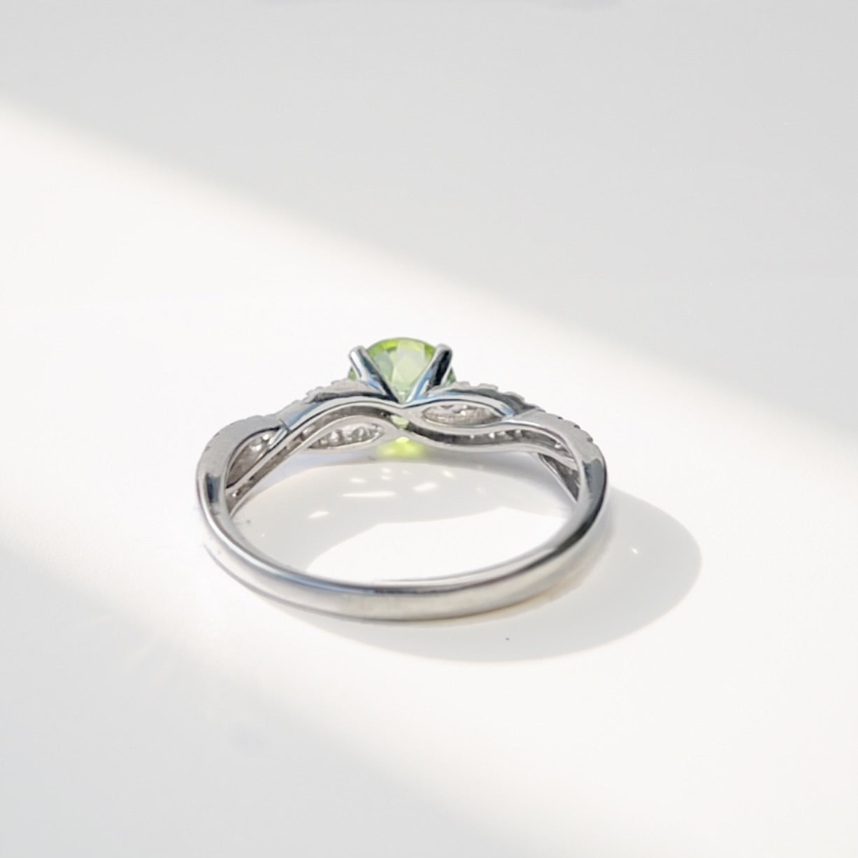 Vintage 9ct White Gold Peridot and Diamond Ring - Size N