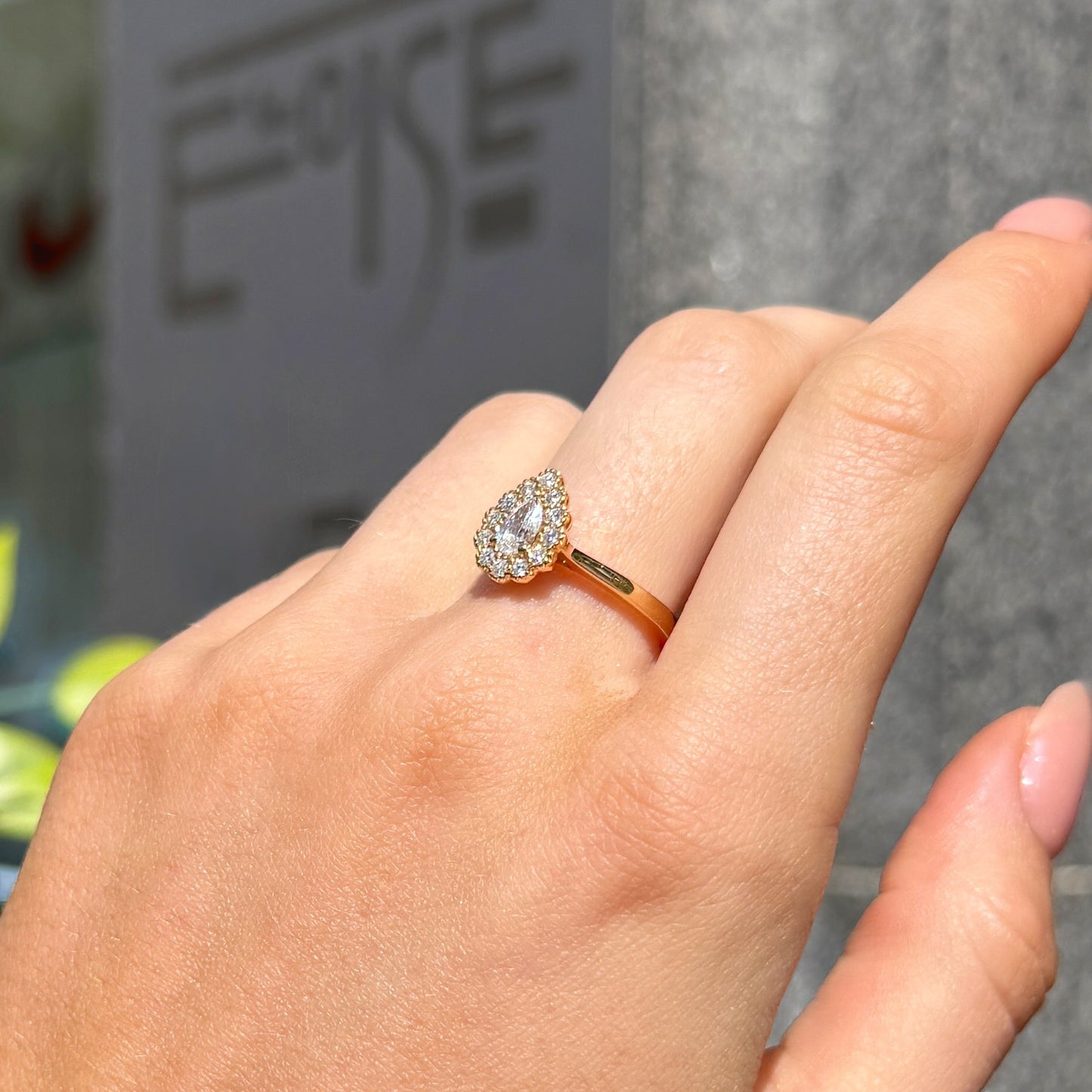 18ct Yellow Gold Pear Shaped Diamond Ring - Size M