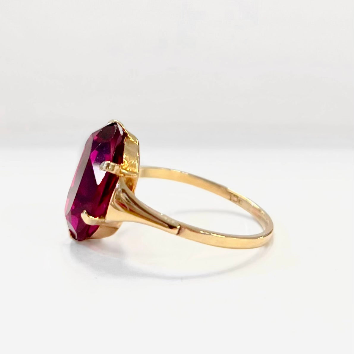 Elegant Vintage 9ct Yellow Gold Ruby Paste Cocktail Ring - Size M