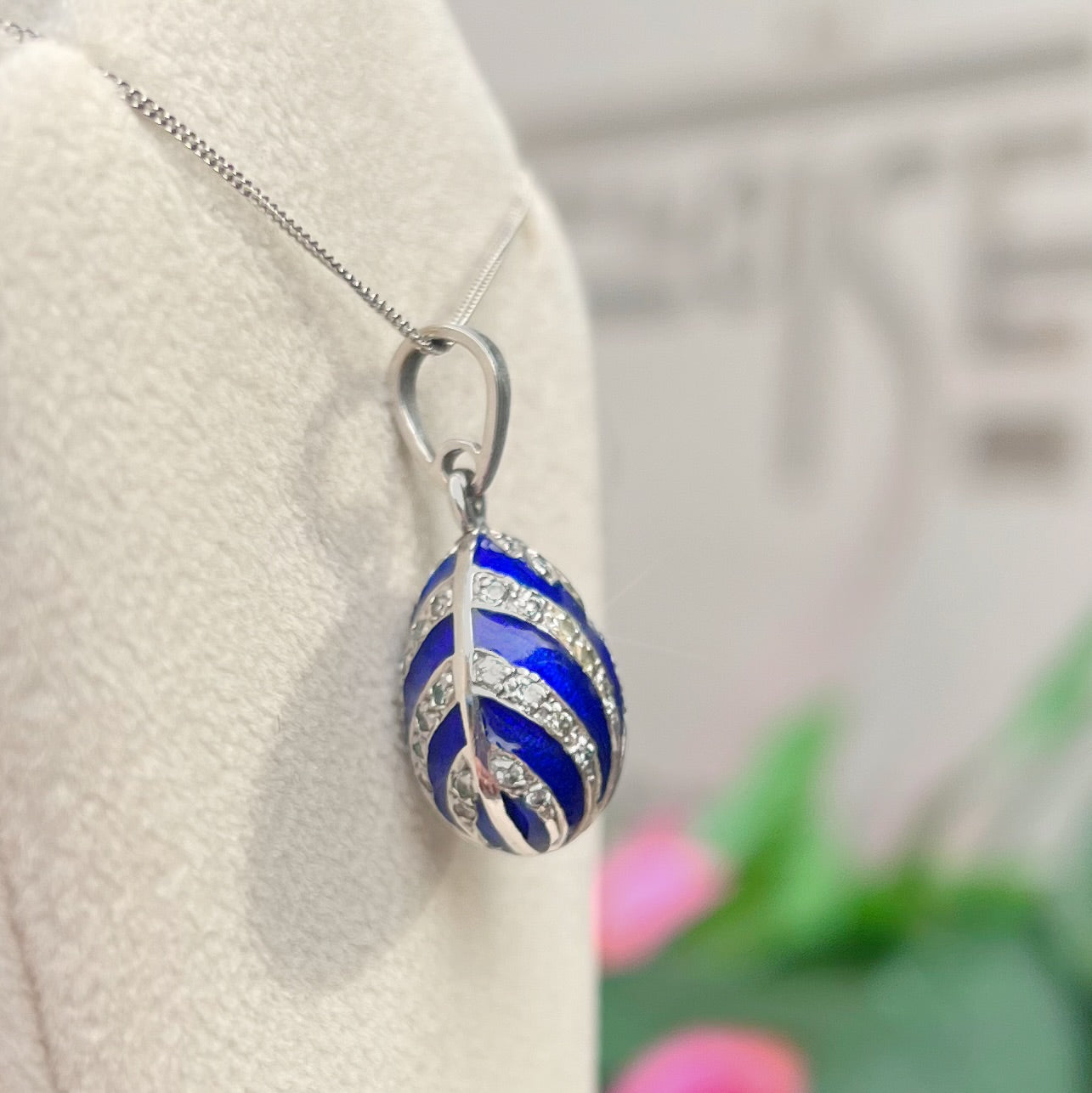 Vintage 14ct White Gold Blue Enamel Egg Necklace