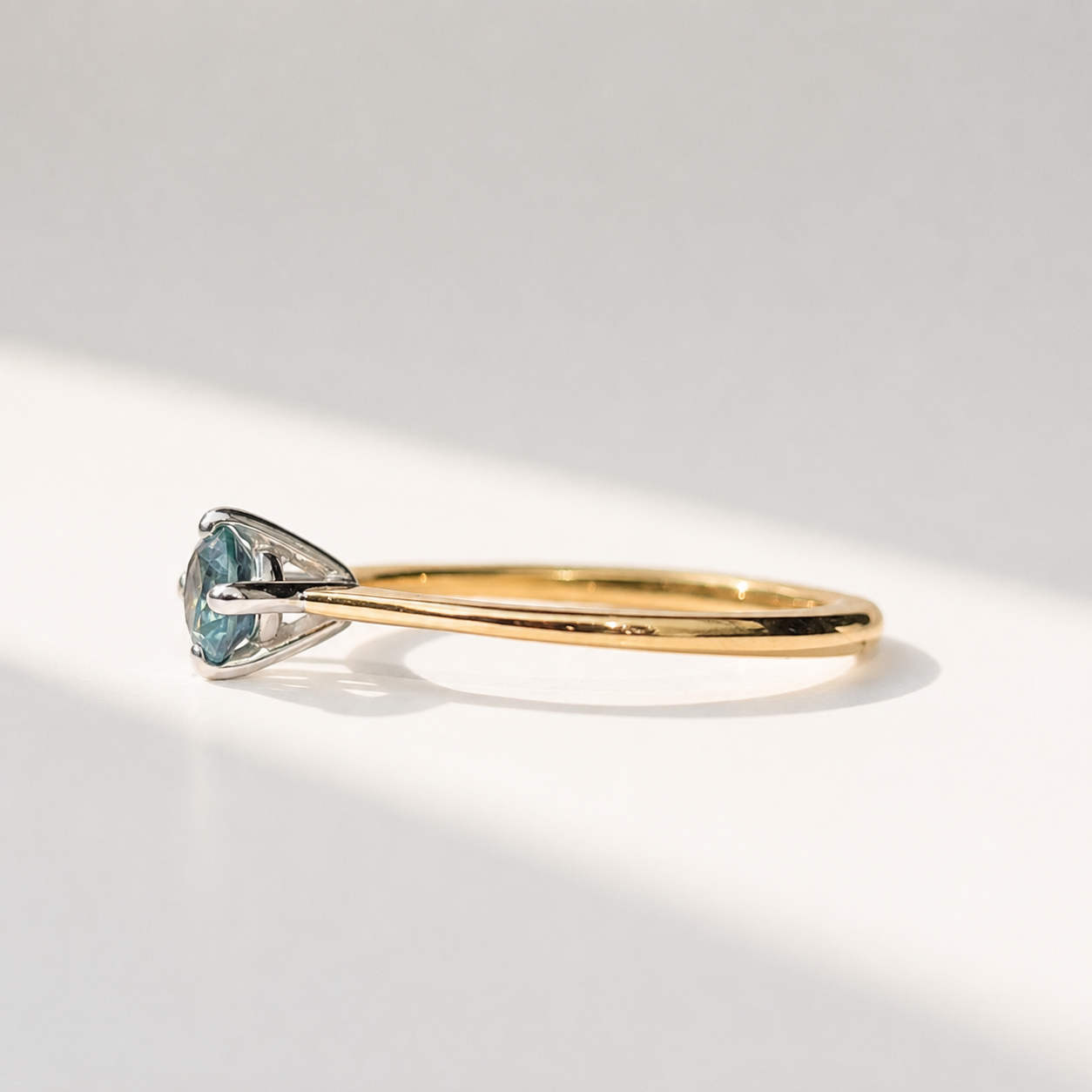 Vintage 18ct Yellow Gold Green Sapphire Solitaire Ring - Size P