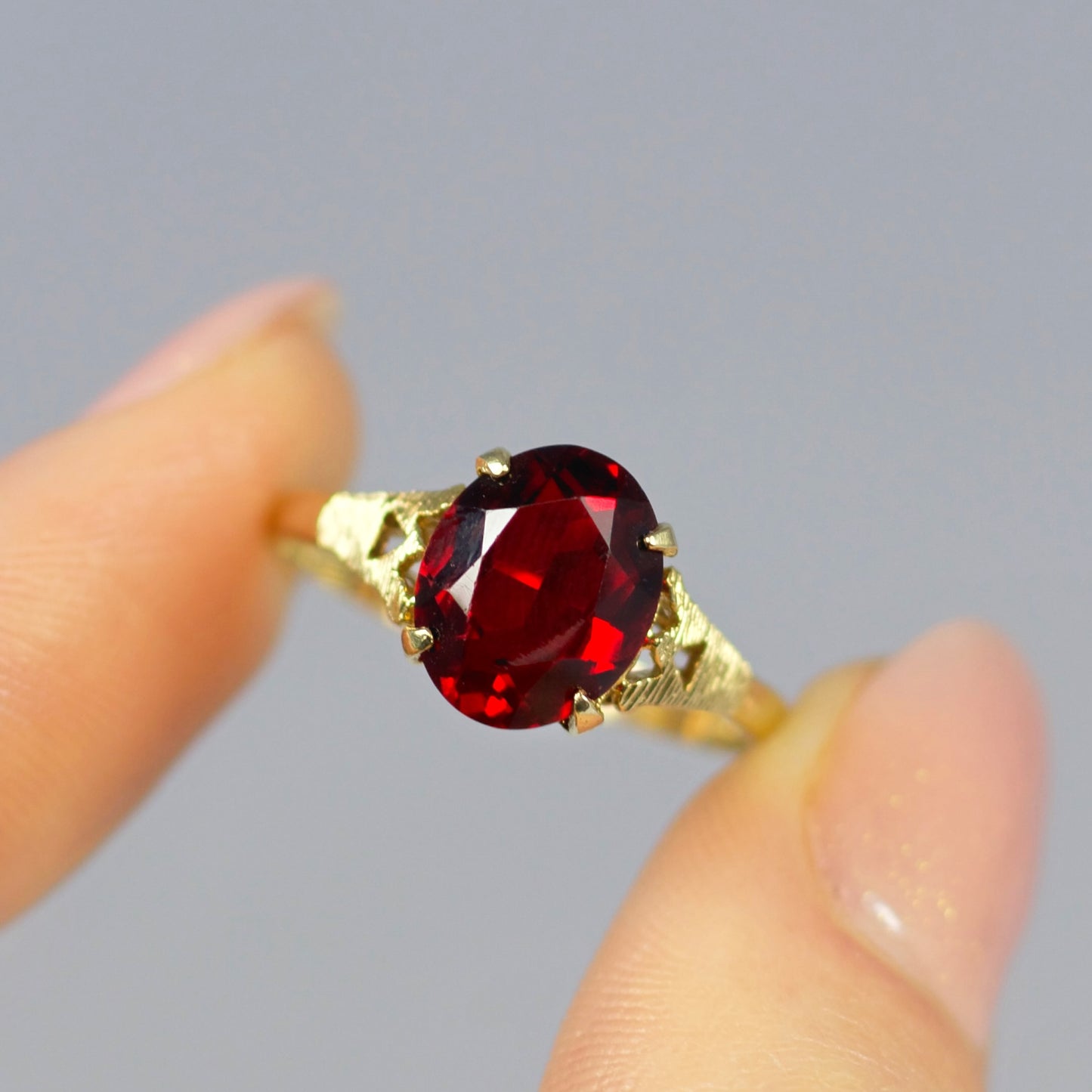 Vintage 9ct Yellow Gold Scarlett Red Glass Solitaire Ring - Size P