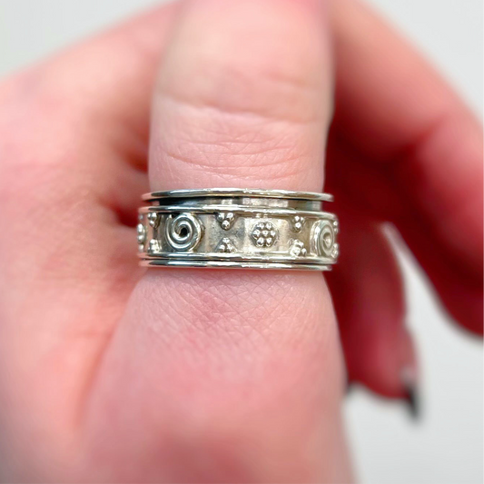 Sterling Silver Patterned Spinner Ring - L