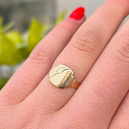 Vintage 9ct Yellow Gold Engraved Stepped Shoulders Signet Ring - Size I ½